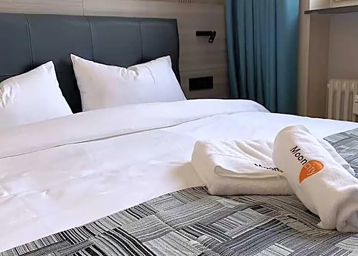 Mooncity & Boardinghouse Hotel *